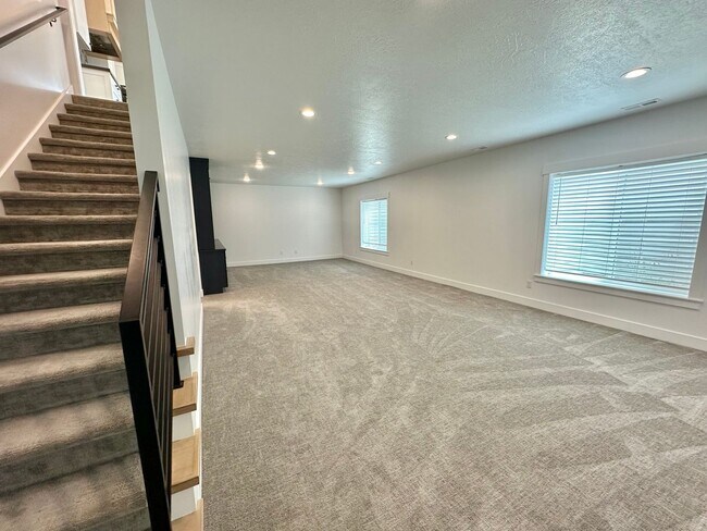 Building Photo - Gorgeous 5 Bed 3.5 Bath Home at Daybreak I...