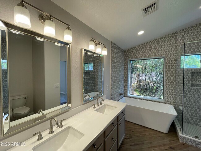 Building Photo - 841 E Lovegrass Dr