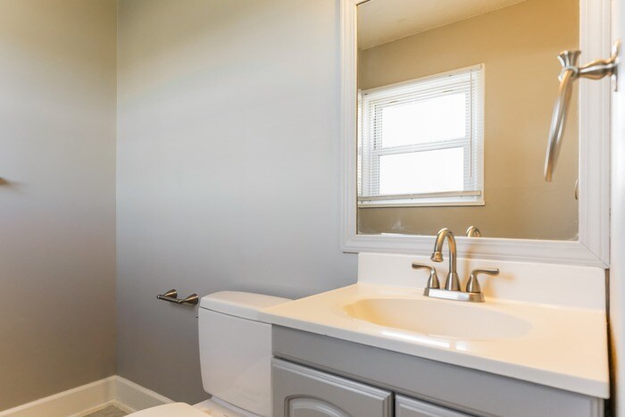 Building Photo - 913 N Arapaho St