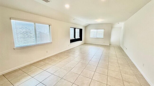 Building Photo - 1304 Rosebush Rd