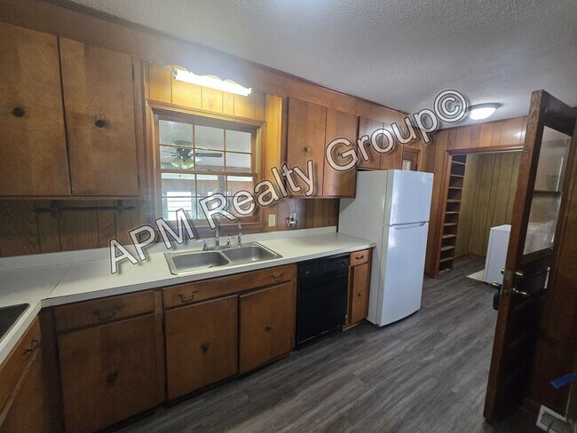 Building Photo - Spacious three bedroom West Columbia home
