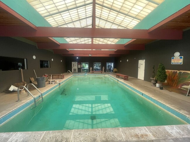 Building Photo - Quiet and private 1 bedroom on the 1st floor - in Glendale