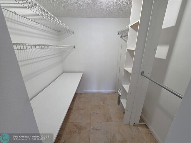 Building Photo - 2320 S Cypress Bend Dr