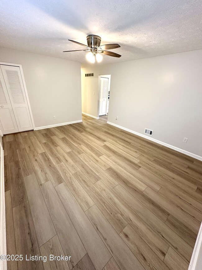 Building Photo - 6203 Lynnchester Dr