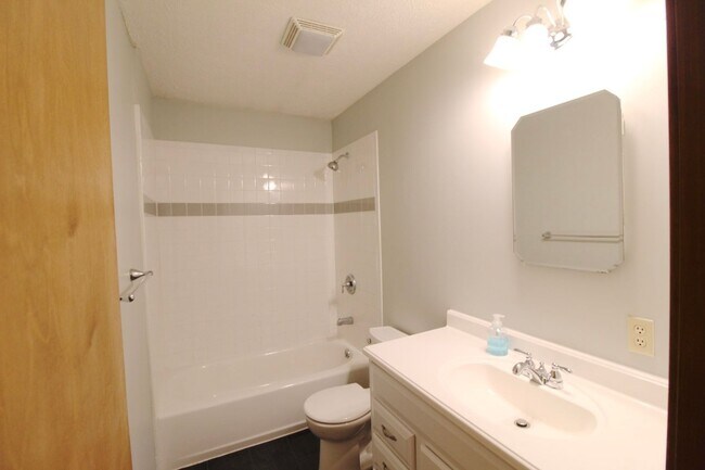Building Photo - 706 Greenbriar Dr