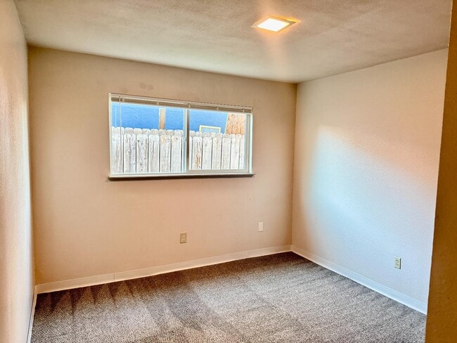 Building Photo - 505 NW D St