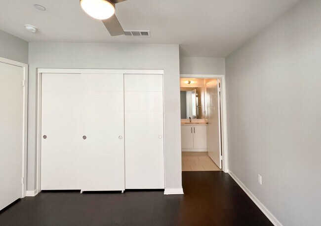 Building Photo - Luxury Townhome Centrally Located in Silver Lake! OPEN HOUSE JUNE 6TH, 2026 from 1:30 PM to 2:30 PM