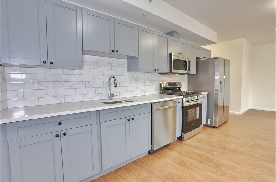 Building Photo - 143 Zabriskie St