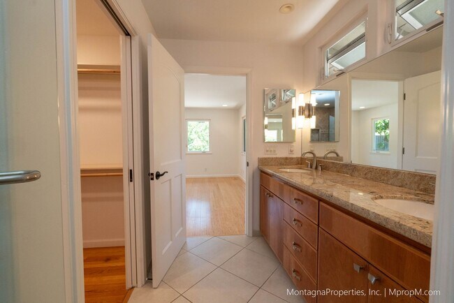 Building Photo - Beautiful, meticulously updated and  maint...