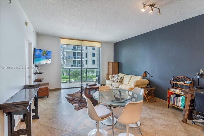 Building Photo - 1060 Brickell Ave
