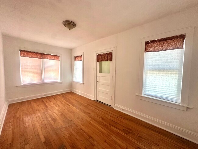 Building Photo - 3865 Alberta St