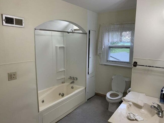 Building Photo - 4790 Lancaster Thornville Rd NE