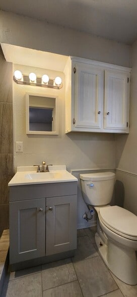 Building Photo - 3517 N Glenoaks Dr