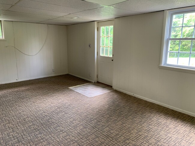 Building Photo - 3 Bedroom Close to Lewis Gale Hospital