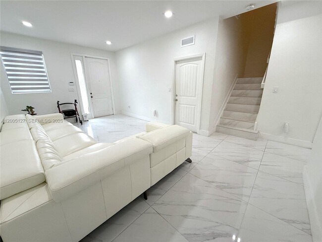 Building Photo - 758 NE 34th Ave