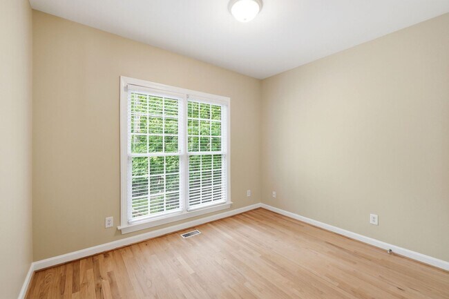 Building Photo - Gorgeous and Spacious 5 Bedroom Home, Cul-de-sac lot, Vaulted Ceilings, Large Backyard, Stunning ...