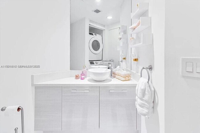 Building Photo - 650 NE 32nd St