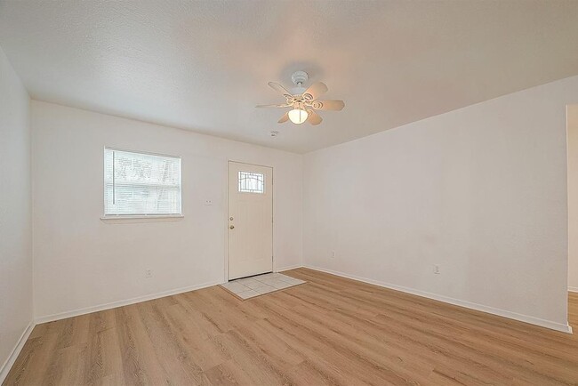 Building Photo - 2051 Santa Rosa St