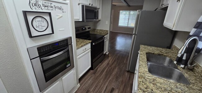 Building Photo - 1419 Twining Oaks Ln