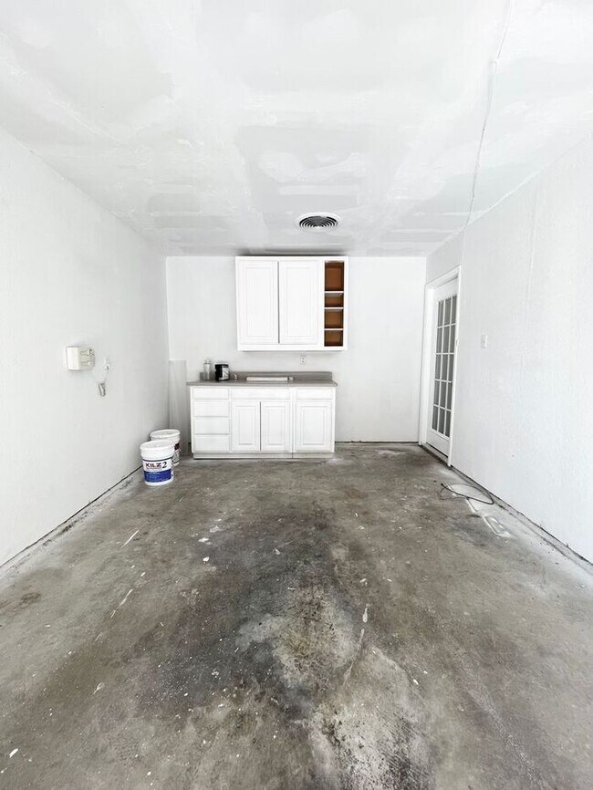 Building Photo - Available Now- 3/2 1 car garage 1 block fr...