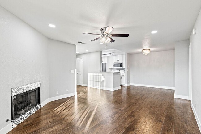 Building Photo - Gorgeous Renovated Condo in Guard Gated Neighborhood