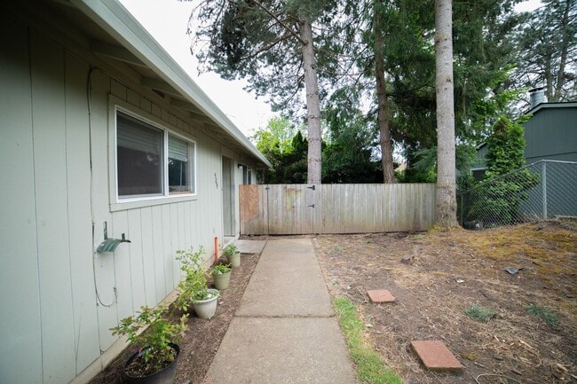 Building Photo - IKEMB02