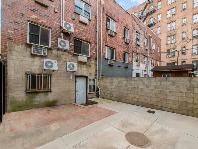 Building Photo - 661 Sagamore St