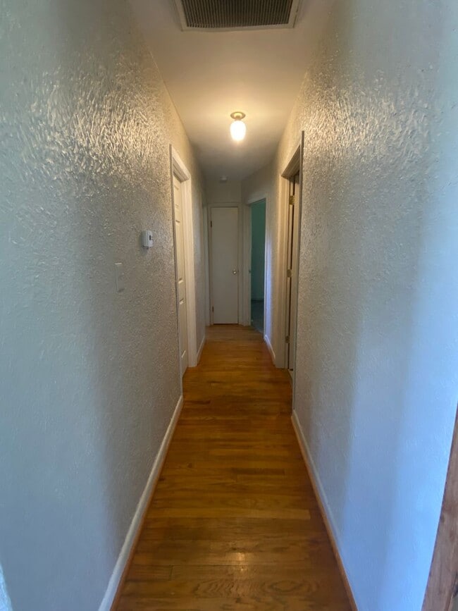 Building Photo - 3 Bedroom, 2 Bathroom Home on Bloomington's Westside