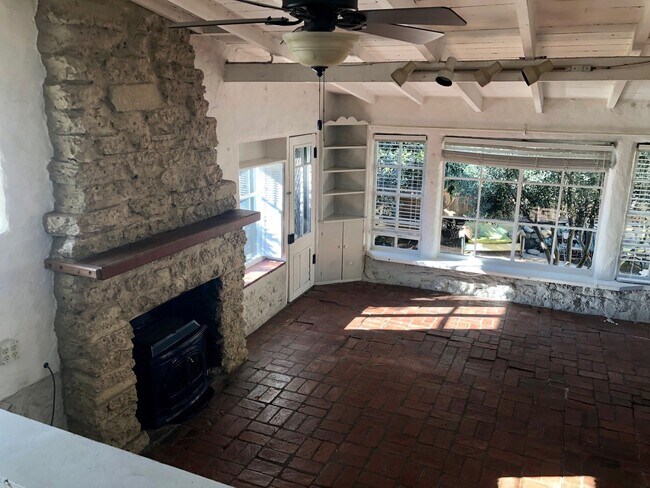 Building Photo - 828poli