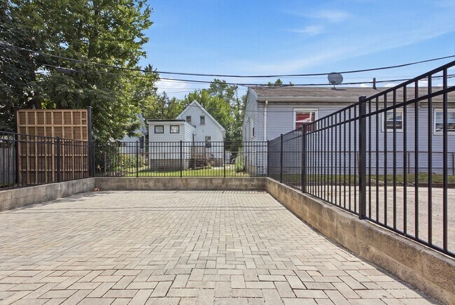 Building Photo - 144 Highland Ave