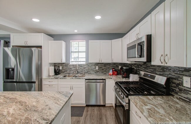 Building Photo - 3330 Kelton St