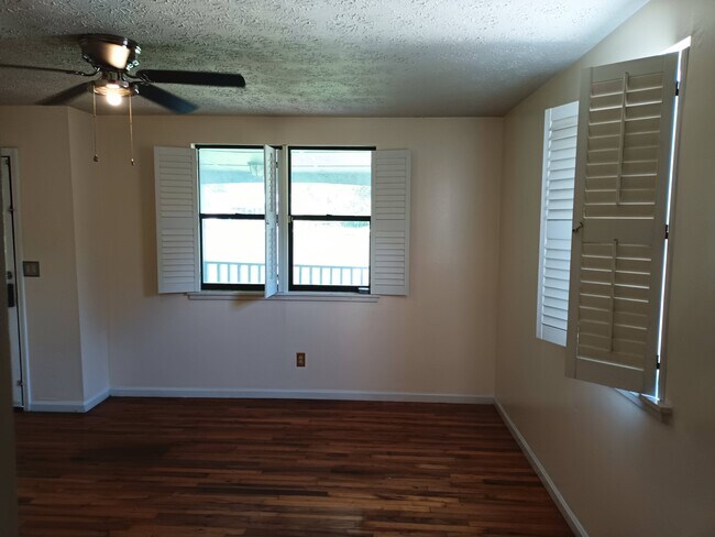 Building Photo - 471 Logan Ave