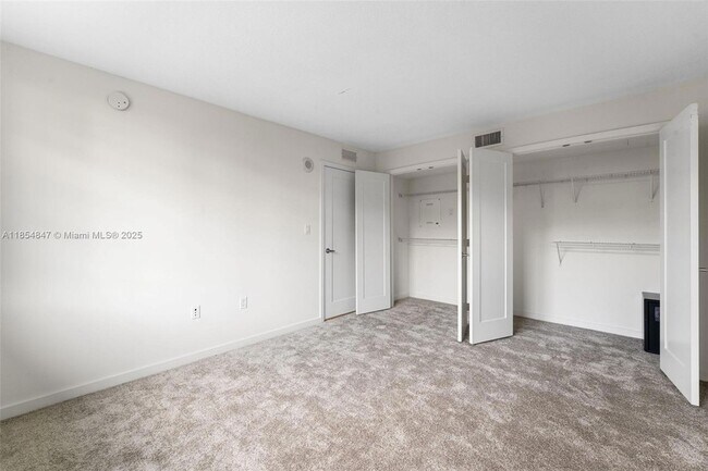 Building Photo - 910 West Ave