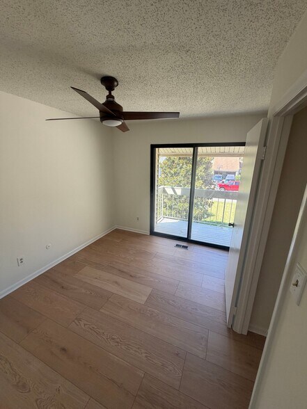 Building Photo - 1556 Beachview Dr