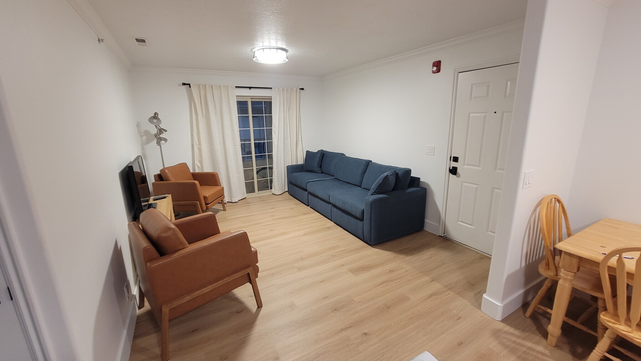 Building Photo - 591 N University Ave