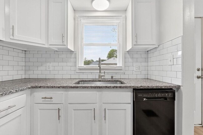 Building Photo - 176 Robinwood Ave