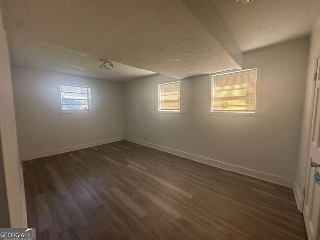 Building Photo - 1009 Pinecrest Dr