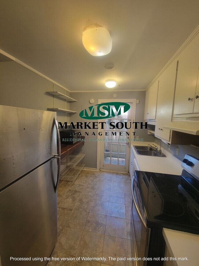 Building Photo - *REDUCED!* BEAUTIFUL JONES STREET APARTMENT