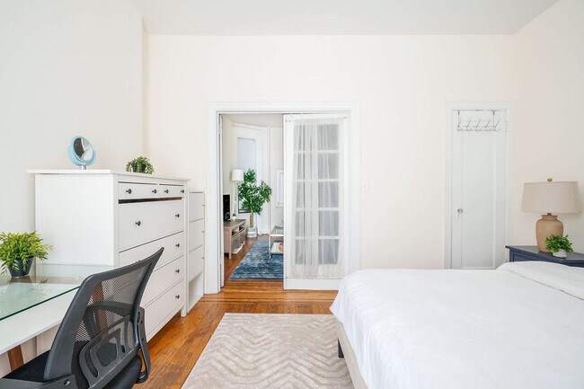 Building Photo - 223 E 14th St