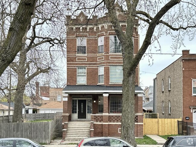 Building Photo - 2537 N Kildare Ave