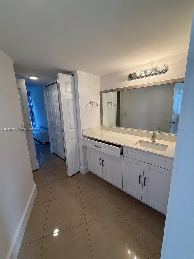 Building Photo - 3475 N Country Club Dr