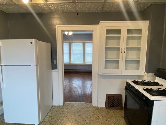 Building Photo - Spacious 3 Bedroom Home w/ 3 Full Baths