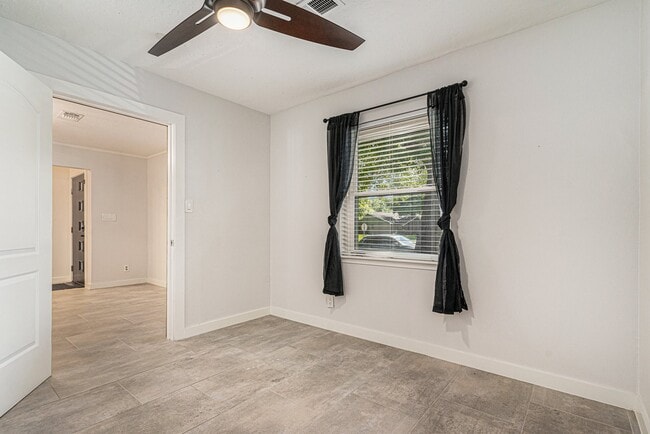 Building Photo - 1602 Loch Lake Dr