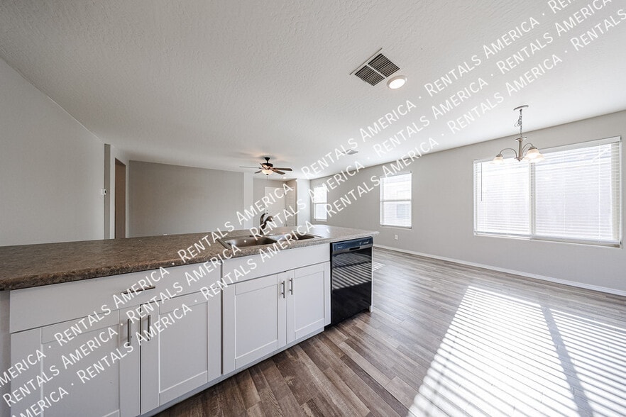 Building Photo - 932 Kachina Dr