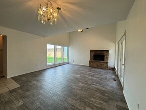 Building Photo - 1825 Sq Ft- 3 Bed/2Bath Duplex- All Appliances Included