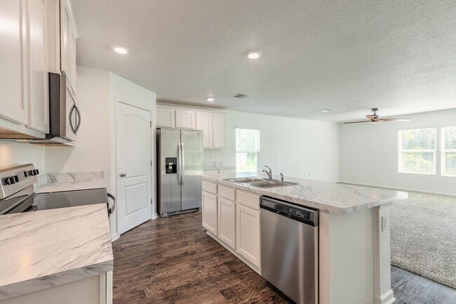 Building Photo - 109 Persimmon Dr