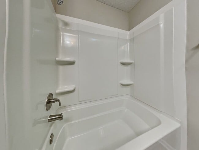 Building Photo - Charming 3-Bed, 2-Bath Home in Lee’s Summit | Cul-de-Sac, Fireplace & Fenced Yard