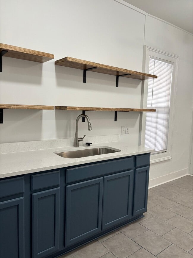 Building Photo - 403 W Hampton Ave