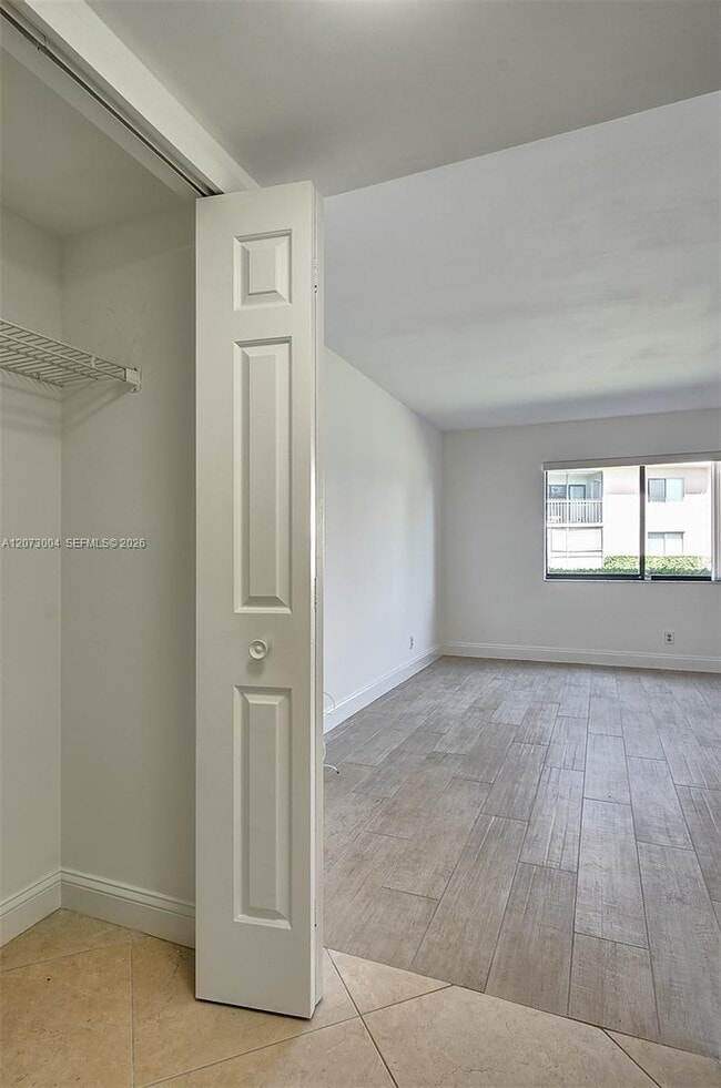Building Photo - 231 Lakeview Dr