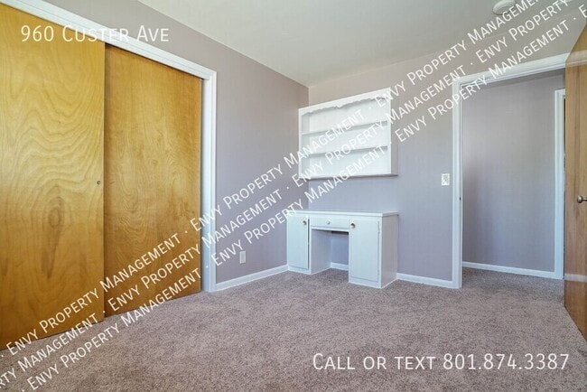 Building Photo - 960 Custer Ave